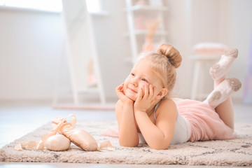 Cute little ballerina at home - obrazy, fototapety, plakaty