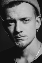 Obraz premium Czarno-białe zdjęcie monochromatyczne. Portret puncker brodaty mężczyzna w kapeluszu. Koncepcja książki.