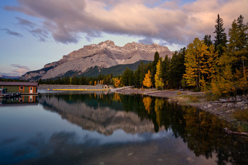 Fototapeta na wymiar Lake Minnewanka Banff, Alberta Kanada travel destination