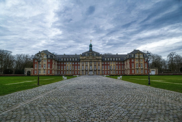 Schloss und Laternen in einem Park in Münster