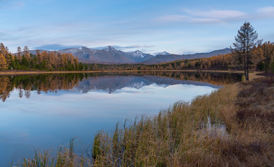 Fototapeta na wymiar Beautiful autumn mountain lake and mountains