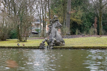 Pferd Statue im Hofgarten im Winter ohne Schnee - Bayreuth Tag