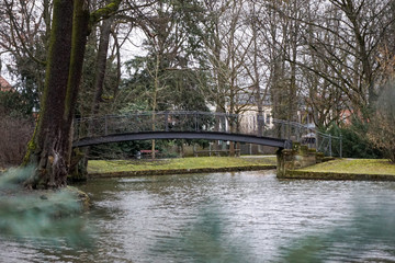 Fototapeta na wymiar Brücke im Hofgarten im Winter ohne Schnee - Bayreuth Tag