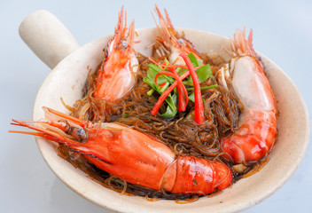 Casseroled prawns with vermicelli in clay pot