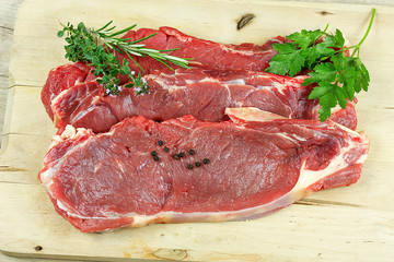faux-filet de boeuf cru sur une planche à découper