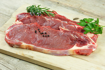 faux-filet de boeuf cru sur une planche à découper