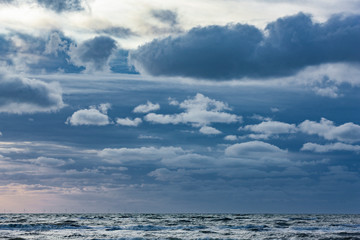 Dunkle Wolken über Meereshorizont