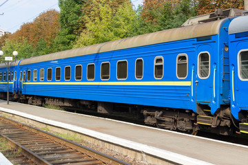 Obraz premium Close up of coming old blue train at the railway station