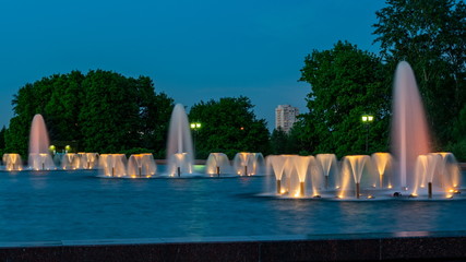 Obraz na płótnie Canvas Illuminated night fountain