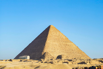 Fototapeta na wymiar La pyramide de Khéops dans le domaines des grandes pyramides d'Egypte.