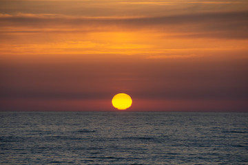 水平線に沈む夕陽