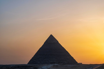 Naklejka na ściany i meble La Pyramide de Khéphren au coucher de Soleil dans le domaines des grandes pyramides d'Egypte.
