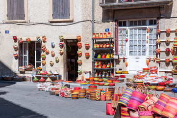 Laden mit Keramikgeschirr in Vaison-la-Romaine