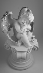 bianco e nero statuetta angelo