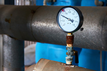 Pressure gauge showing pressure on the water supply pipe.