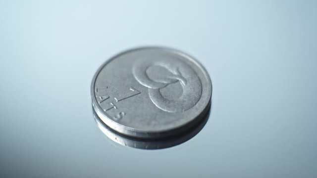 1 lats 2005 - Pretzel Closeup Coin of the Latvian republic