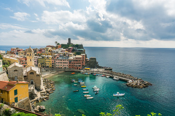Obraz na płótnie Canvas coastline and cityscape of colorful Vernazza village in Cinque Terre, Italy.