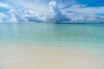 Fototapeta na wymiar Paradise white sand beach and blue sky in sandbank island, Maldives.