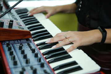 Obraz premium woman's hands are playing the synthesizer close up