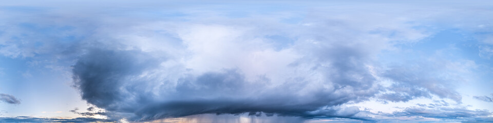 Nahtloses Himmels-Panorama mit aufziehendem Unwetter,360-Grad-Ansicht mit dramatischen Wolken zur...