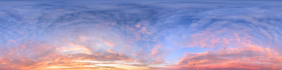 Fototapeta na wymiar Nahtloses Himmels-Panorama mit intensivem Morgenrot in 360-Grad-Ansicht mit schöner Cumulus-Bewölkung zur Verwendung in 3D-Grafiken als Himmelskuppel oder zur Nachbearbeitung von Drohnenaufnahmen