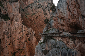 tiefer Abgrund, steiler Wanderweg, Königspfad, caminito del rey, spanischer wanderweg im berg