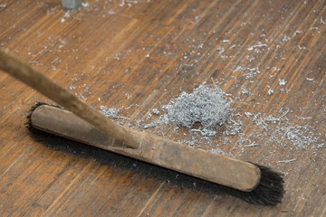 Werkstatt reinigen mit Besen