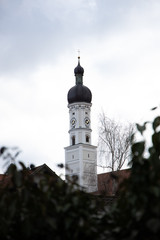 Wei&szlig;er Kirchturm ragt in den Himmel