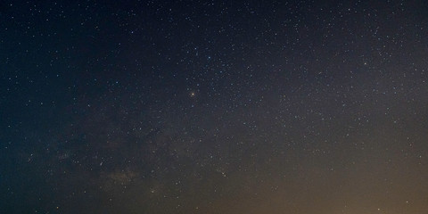 Obraz premium Widok galaktyki Drogi Mlecznej z gwiazdami na tle nocnego nieba