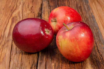 Fototapeta na wymiar ripe red apples on a wooden table