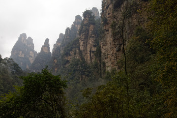 "Góry Awatarowe" w Chinach - Trekking w deszczu © Miroslaw
