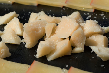 queso manchego partido en trozos para catering