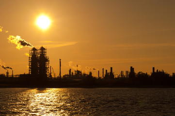 Industrie im Sonnenuntergang