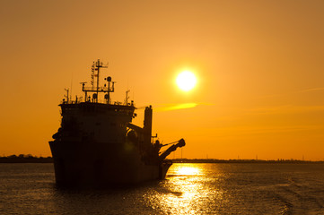 Obraz premium Schiff im Sonnenuntergang
