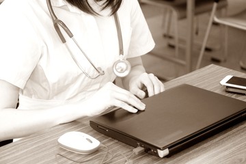 女性　看護師　医療　ビジネス　パソコン