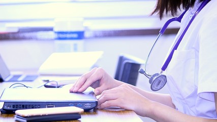 女性　看護師　医療　介護　病院　運営