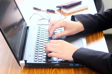 女性　オフィス　パソコン