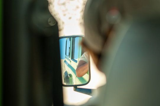 Reflejo de espejo retrovisor exterior de coche todoterreno
