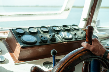 Cuadro de mandos y timón de pequeño barco