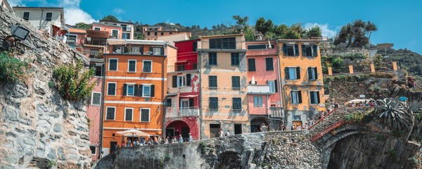kolorowe budynki na wzgórzach cinqueterre