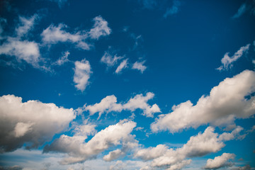 Niebieskie niebo z chmurami,  czyste niebo, naturalne tło - obrazy, fototapety, plakaty