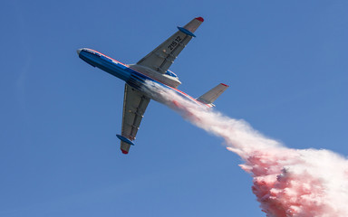 Russian emergency amphibious aircraft demonstrates firefighting capabilities.