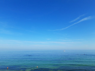 Obraz premium summer wave sea and blue sky space background