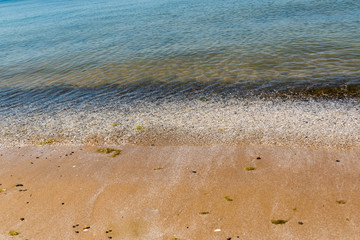 Klares Wasser an Strand