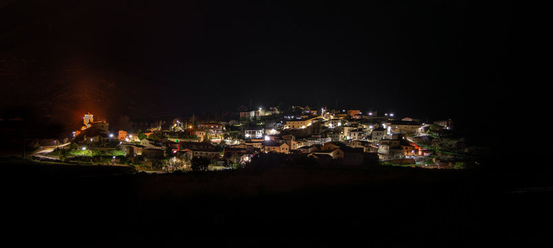 pueblo de nueno en la noche situado en el prepirineo oscense en la provincia de huesca arag&oacute;n espa&ntilde;a