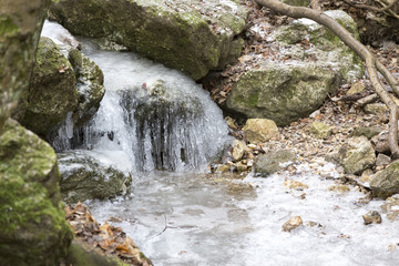 Gefrorener Wasserfall und Felsen im Winter