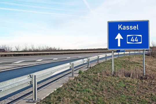 Autobahn 44 in Richtung Kassel, Wegweiser