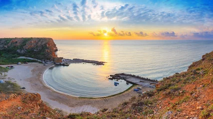 Fototapete Bolata Strand, Balgarevo, Bulgarien Küstenlandschaft - Draufsicht auf den Sonnenaufgang in der Bolata-Bucht an der Schwarzmeerküste Bulgariens