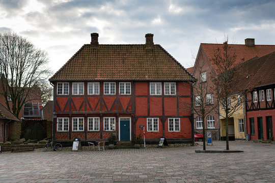 Platz vor der Domkirche in Ribe, Dänemark. Zu sehen ist ein altes Fachwerkhaus.