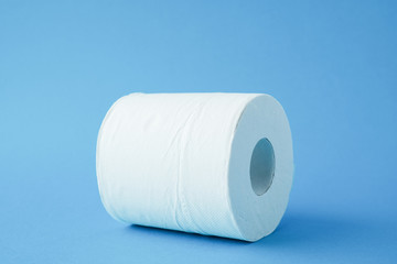 青色背景の1個のトイレットペーパー 02
